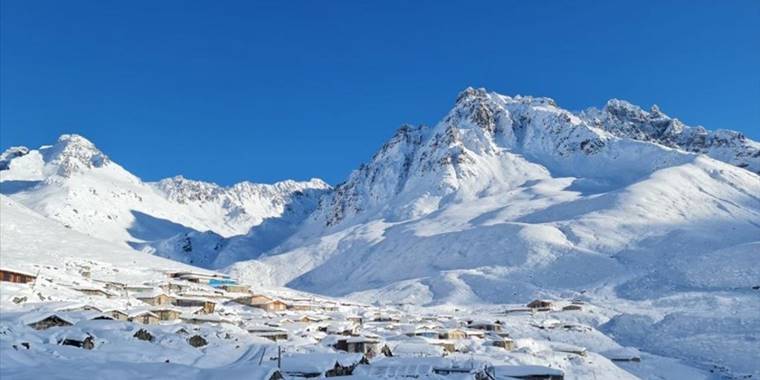 Rize'nin yüksek kesimlerine kar yağdı