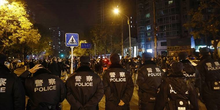 Pekin'deki Kovid-19 protestosunda hak ve özgürlük talepleri dile getirildi