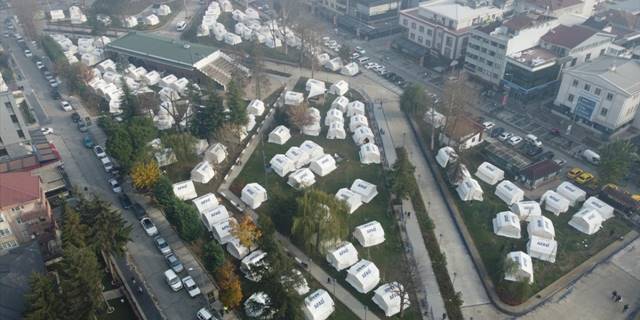 Düzce'de çadır kentlerde kalan depremzedelerin ihtiyaçları karşılanıyor