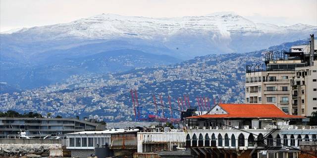 Lübnan'ın dağlarına kışın ilk karı düşerken sahilinde ise yazın sıcağı var