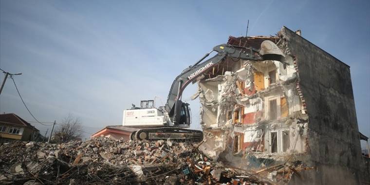 Düzce'deki depremde ağır hasar alan 5 bina yıkıldı