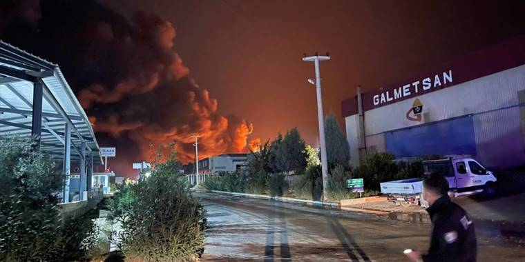 Adana'da kimya fabrikasında çıkan yangına müdahale ediliyor