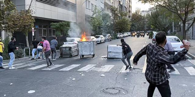 İranlı komutan, ülke çapındaki gösterilerde 300'den fazla kişinin öldüğünü açıkladı