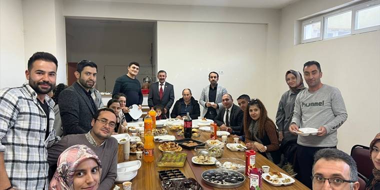 Ulaş'ta öğrenci anneleri evlerinde hazırladıkları yiyecekleri öğretmenlere ikram etti