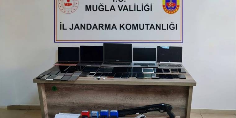 Muğla merkezli "Sahte rezervasyon" operasyonunda yakalanan 25 şüpheli adliyede