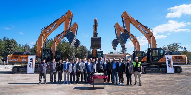 TürkTraktör'den Cacimler İnşaat'a 35'inci iş makinesi teslimatı