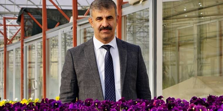 Çankırı Karatekin Üniversitesi yetiştirdiği çiçeklerle şehrin estetiğine katkı sunuyor