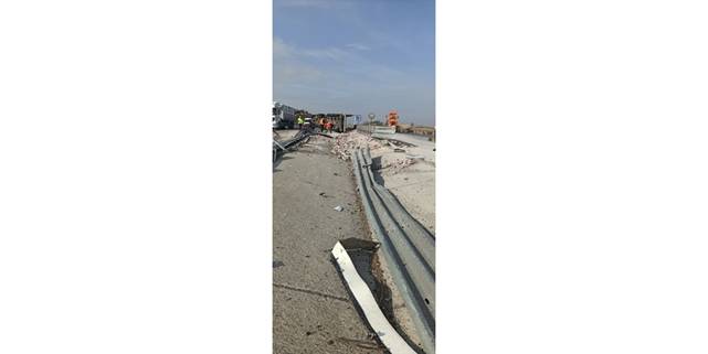 Akşehir'de devrilen tırın sürücüsü yaralandı