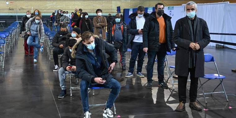 Fransa'da Kovid-19 vakalarında artış yaşanıyor