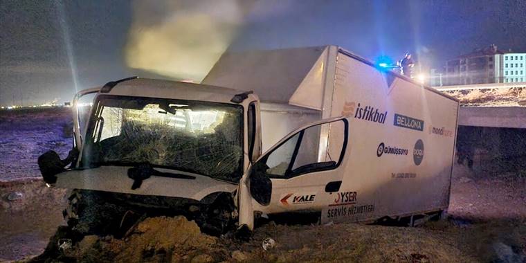 Aksaray'da şarampole devrilen kamyonetteki 2 kişi yaralandı