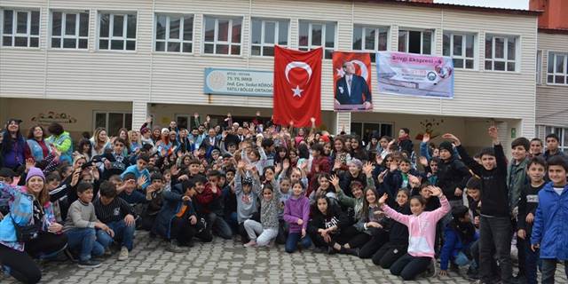Birçok ilden Bitlis'e gelen gönüllüler çocuklara hediye dağıttı