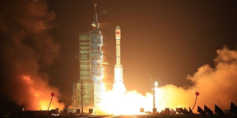 Çin uzay istasyonuna yeni taykonot ekibini yolladı