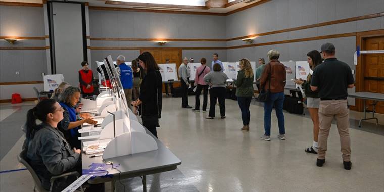 ABD'nin bazı ilçelerinde Cumhuriyetçiler ara seçim sonuçlarının onaylanmasını erteledi