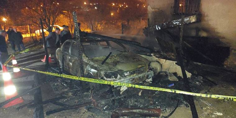 Kırıkkale'de park halindeyken yanan otomobil kullanılamaz hale geldi