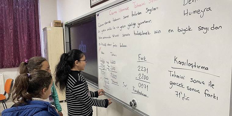 Ayşenur öğretmenin son derste yazdığı notlar sınıfındaki tahtada