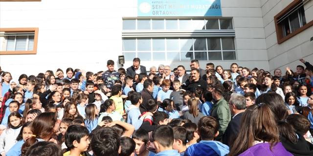 Kayseri Valisi Çiçek ile Belediye Başkanı Büyükkılıç'tan okul ziyareti