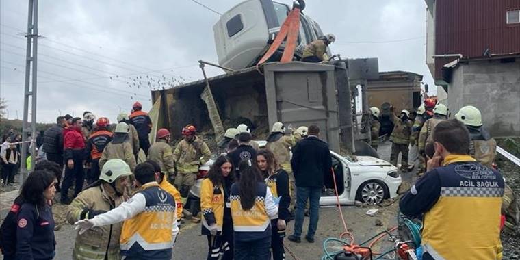 Başakşehir'de hafriyat kamyonu otomobilin üzerine devrildi