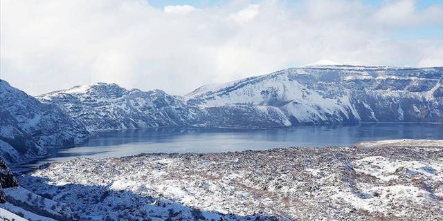 Nemrut Krater Gölü karla kaplandı