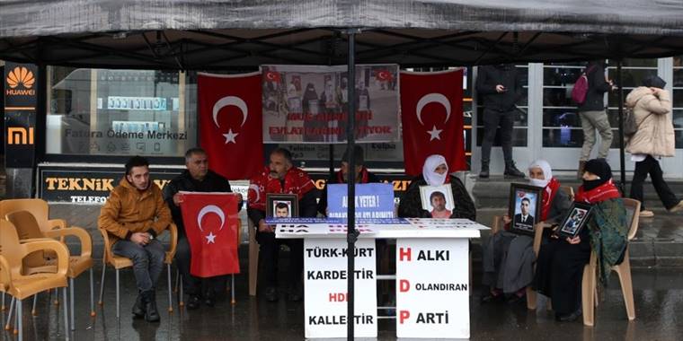 Muşlu aileler çocukları için HDP önündeki eylemlerini sürdürdü