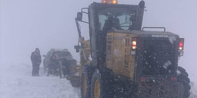 Bayburt'ta kar nedeniyle yolda mahsur kalan sürücü kurtarıldı