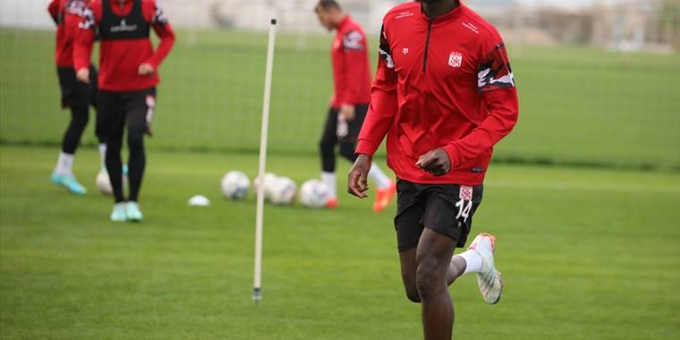 Sivasspor hazırlıklarını Antalya'da sürdürüyor