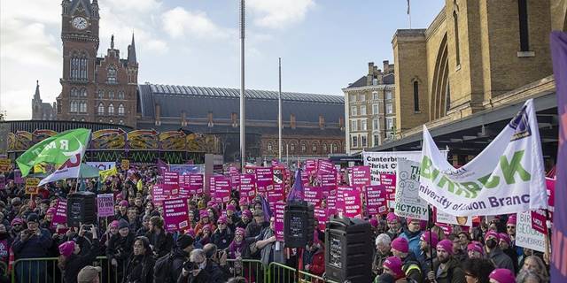 İngiltere'de greve giden binlerce üniversite çalışanı yürüyüş düzenledi