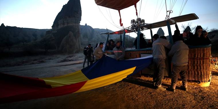 Kapadokya'da balonlar Romanya bayrağı ile uçtu
