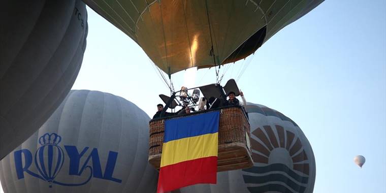 Kapadokya'da balonlar Romanya bayrağı ile uçtu