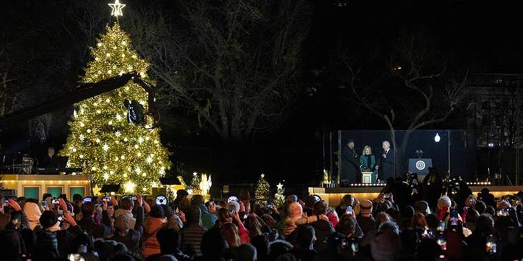 Beyaz Saray'da geleneksel Noel ağacı aydınlatıldı