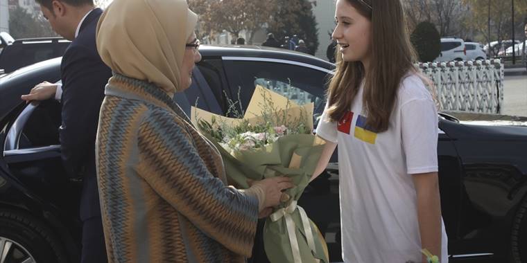 Emine Erdoğan, Ukrayna'dan Türkiye'ye getirilen yetim çocuklarla buluştu