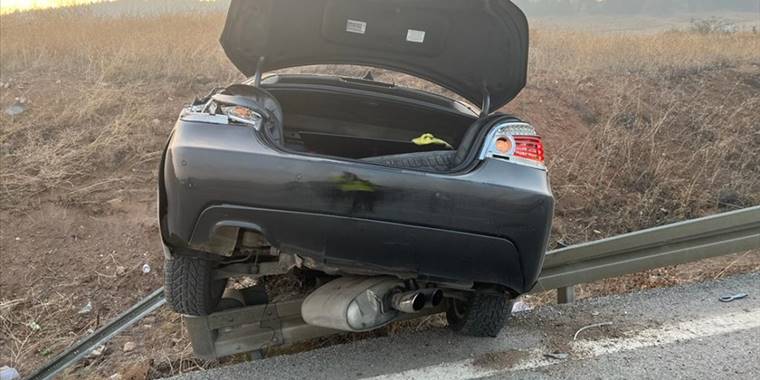 Kırıkkale'de bariyerlere çarpan otomobildeki 2 kişi yaralandı