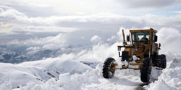 Muş'ta kar nedeniyle kapanan Üçevler grup köy yolu ekiplerin çalışmasıyla açıldı