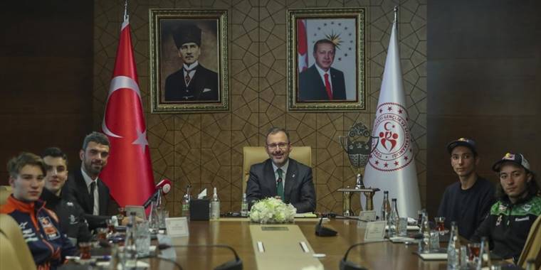 Gençlik ve Spor Bakanı Kasapoğlu, milli motosikletçileri kabul etti