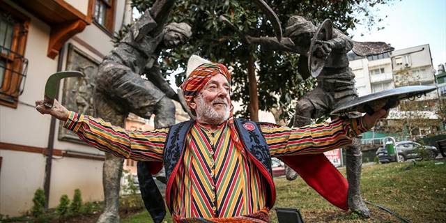 92 yaşındaki Şevket Şardağ, 66 yıldır kılıçkalkan oynuyor