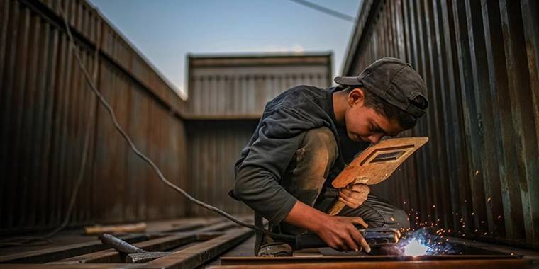 "Savaşın çocukları", eğitim hayallerini ailelerinin geçimine feda ediyor