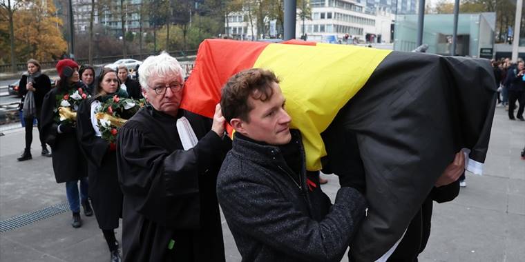 Belçika'da avukatlardan mültecileri sokağa terk ederek "hukuku öldüren" devlete "cenaze töreni"