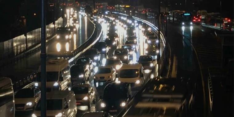 İstanbul'da trafikte yoğunluk yaşanıyor