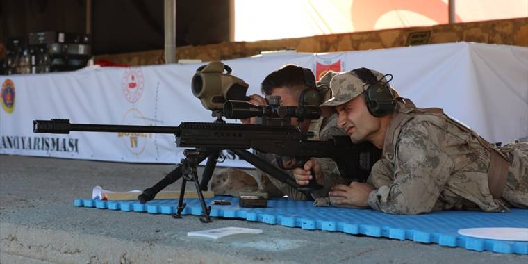 Jandarmanın keskin nişancıları, milli tüfekle hünerlerini sergiledi