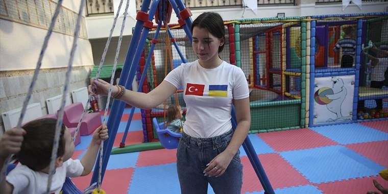 Ukrayna'dan Türkiye'ye getirilen 15 yaşındaki Eva'dan dünyaya 'savaşı durdurun' çağrısı