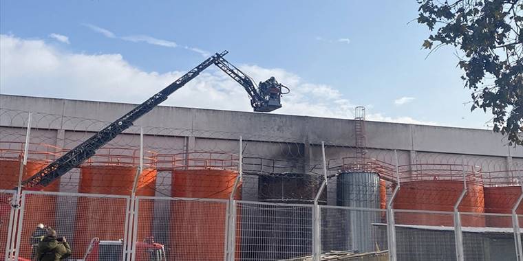 Samsun'da limanda atık yağ tankında meydana gelen patlama sonrası yangın çıktı