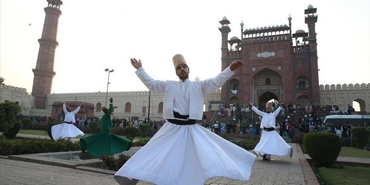 Türk semazenler Lahor’daki tarihi Badşahi Camisi’nde sema icra etti