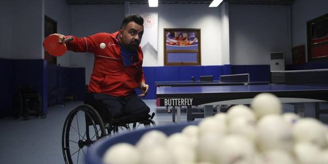Paralimpik masa tenisçi, hayatın her alanında rol model oluyor
