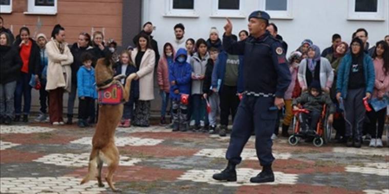 Eskişehir'de jandarma ekipleri, özel gereksinimli öğrencilere gösteri sundu