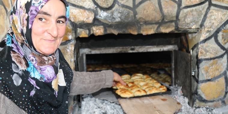Çubuk’ta belediyenin yaptırdığı taş fırın hizmete girdi