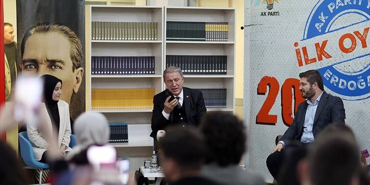 Gençler istedi, Bakan Akar Cumhurbaşkanı Erdoğan'ı telefonla aradı