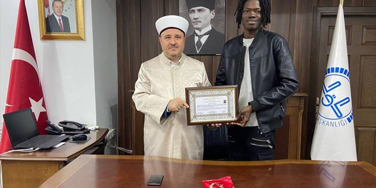 Arkadaşlarından etkilenen Çadlı üniversite öğrencisi İslamiyet'i seçti