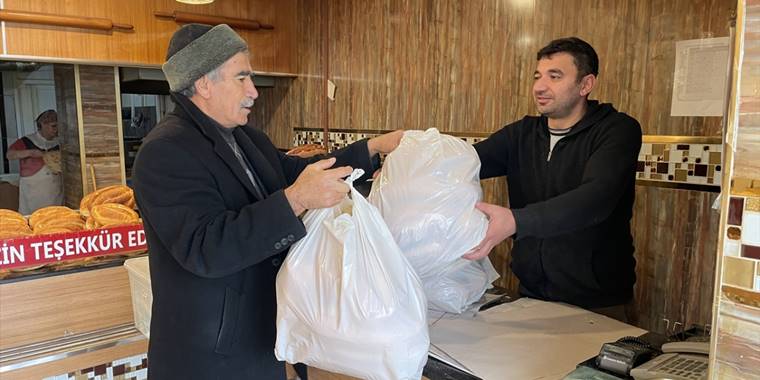 Sahipsiz köpek ve kediler Bekir amcanın yolunu gözlüyor