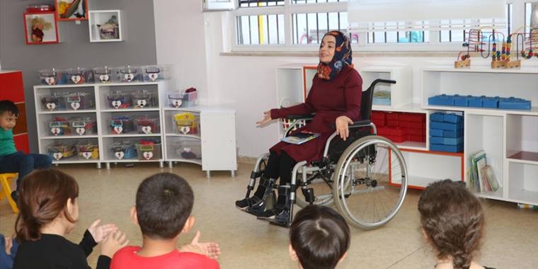 Trafik kazası sonucu engelli kaldı, öğrencilerinin sevgisiyle mesleğine tutundu