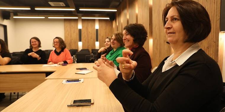 Öğrendikleri işaret diliyle işitme engellilerin kamudaki 'sesi' olacaklar