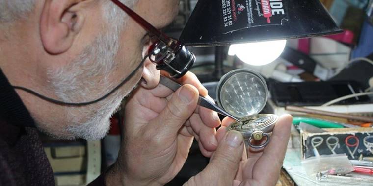 Kıbrıs gazisi saat tamircisi 60 yıldır saatleri ayarlıyor